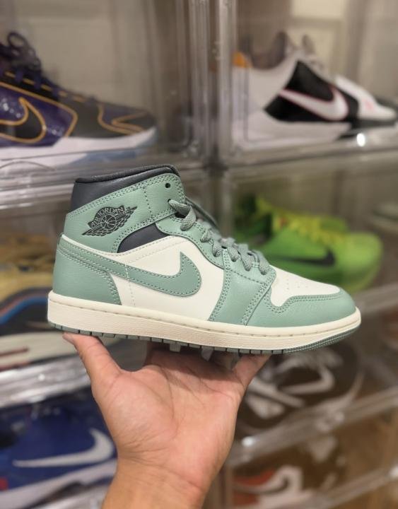 NIkKE WMNS AIR JORDAN 1 MID JADE SMOKE