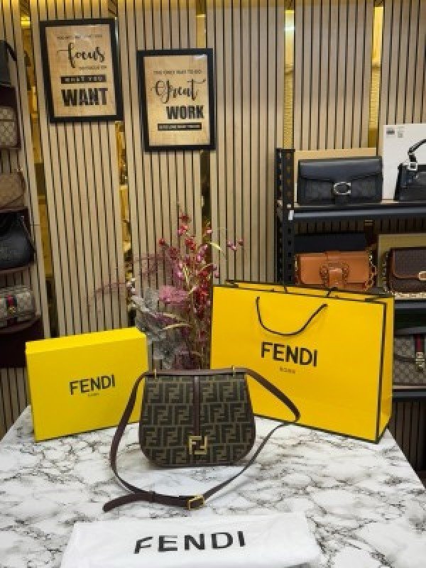 FEND I COMON FF LOGO PLAQUE HANDBAG WITH OG BOX AND DUST BAG INCLUDING CARRY BAG PREMIUM QUALITY (COFFEE)(MT)