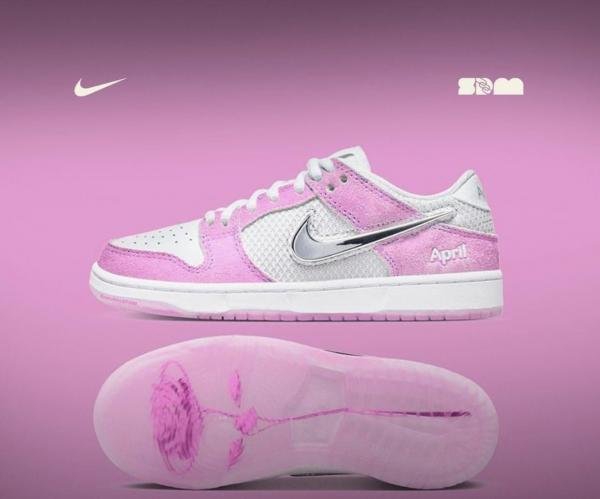 Nik e SB Dunk April Womens Pink