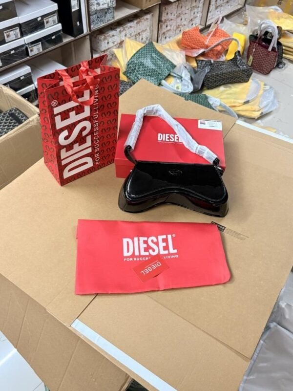 Diesel_play_crossbody_bag_with_ogbox_carrybag_etc_220
