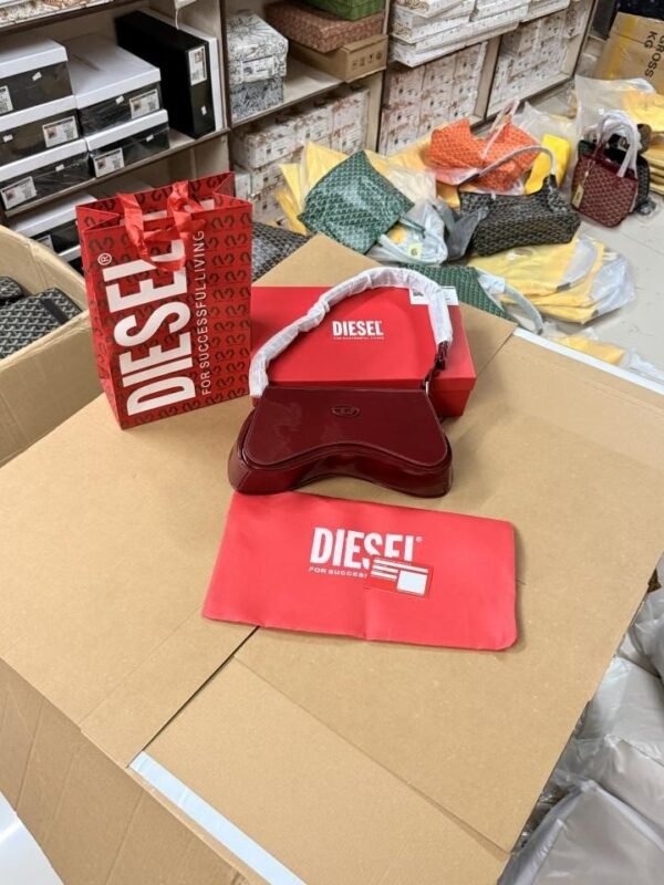 Diesel_play_crossbody_bag_with_ogbox_carrybag_etc_219