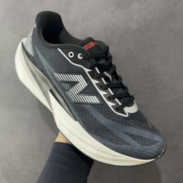 New Balanc.e FuelCell Rebel v5 Black running shoe